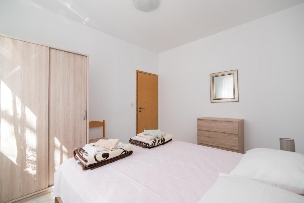 Apartments Pinija Супетар Экстерьер фото