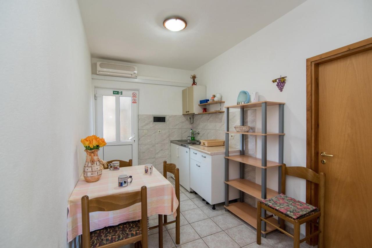 Apartments Pinija Супетар Экстерьер фото