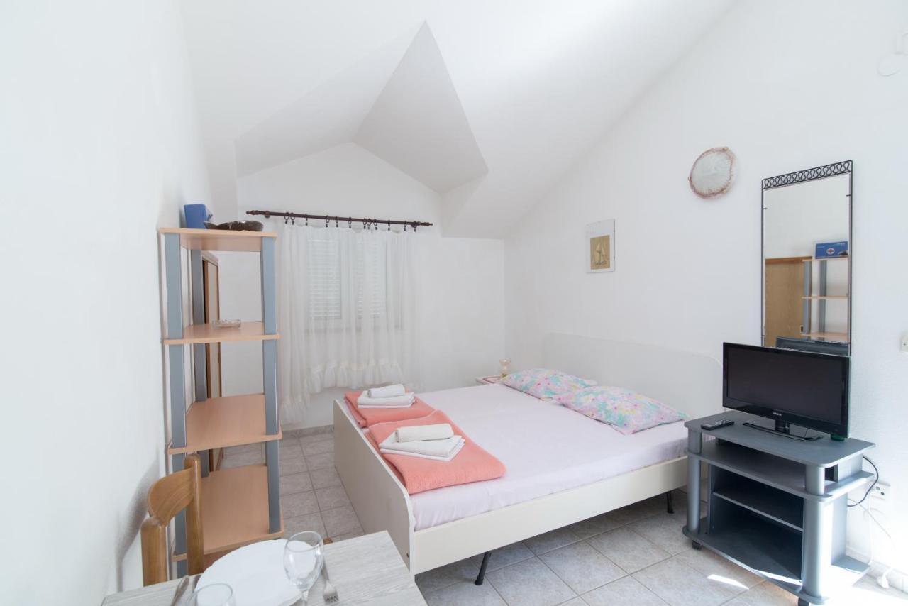 Apartments Pinija Супетар Экстерьер фото