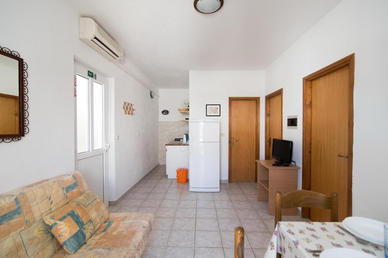 Apartments Pinija Супетар Экстерьер фото